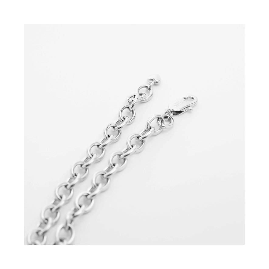 Nahaufnahme der Guido Maria Kretschmer Halskette aus Edelstahl mit Karabinerverschluss, schräg von oben.