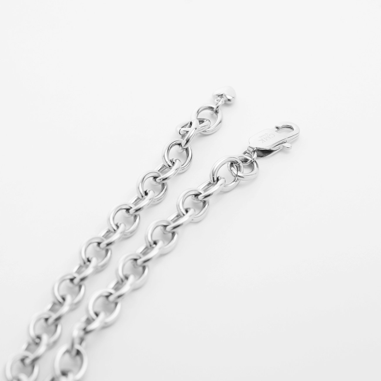 Nahaufnahme der Guido Maria Kretschmer Halskette aus Edelstahl mit Karabinerverschluss, schräg von oben.