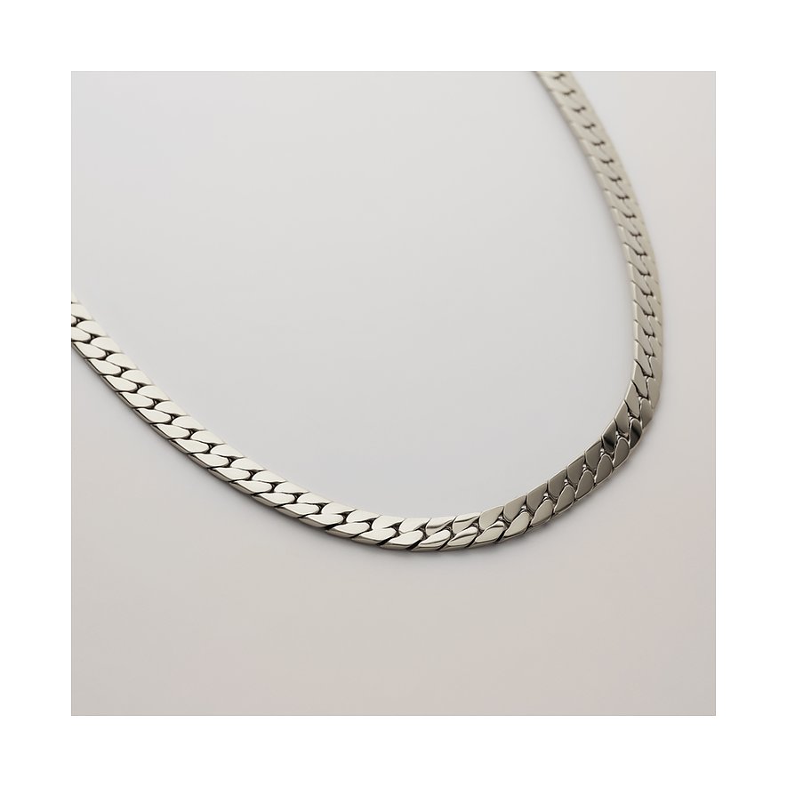 Collier FAVS en acier inoxydable brillant couleur argent, posé à plat sur un fond clair.