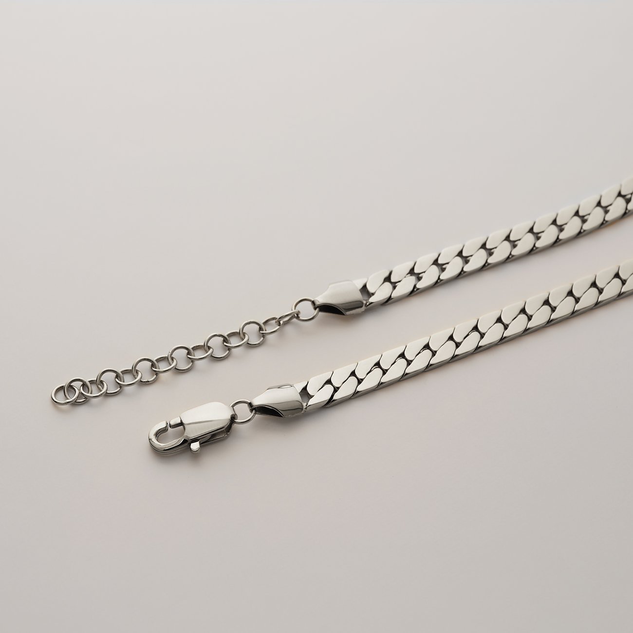 Collier FAVS en acier inoxydable brillant avec maillons plats et lisses, et un fermoir mousqueton.