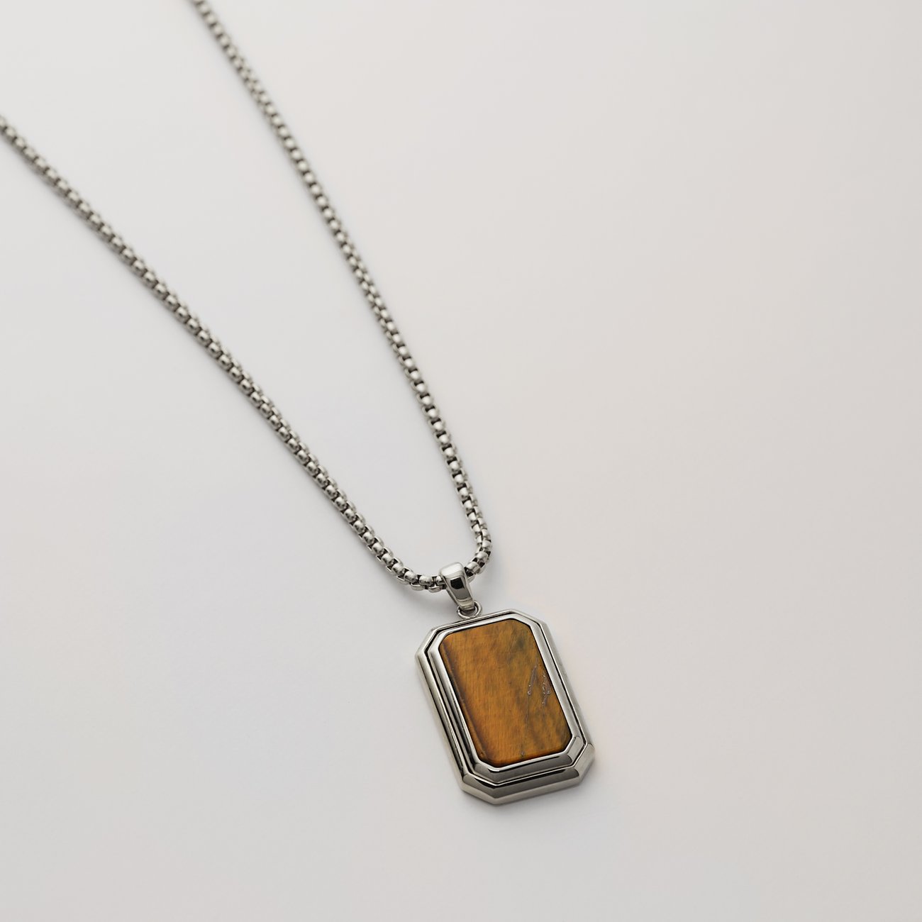 FAVS Halskette aus Edelstahl mit rechteckigem Tigerauge-Farbstein-Anhänger.