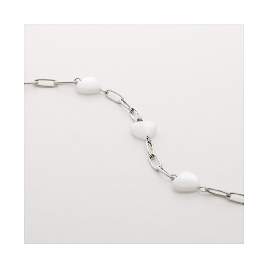 Bracelet Guido Maria Kretschmer en acier inoxydable avec chaîne et cœurs en nacre blanche.