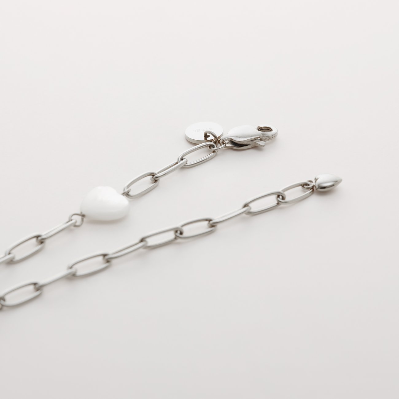 Bracelet Guido Maria Kretschmer en acier inoxydable, cœur en nacre, fermoir mousqueton.