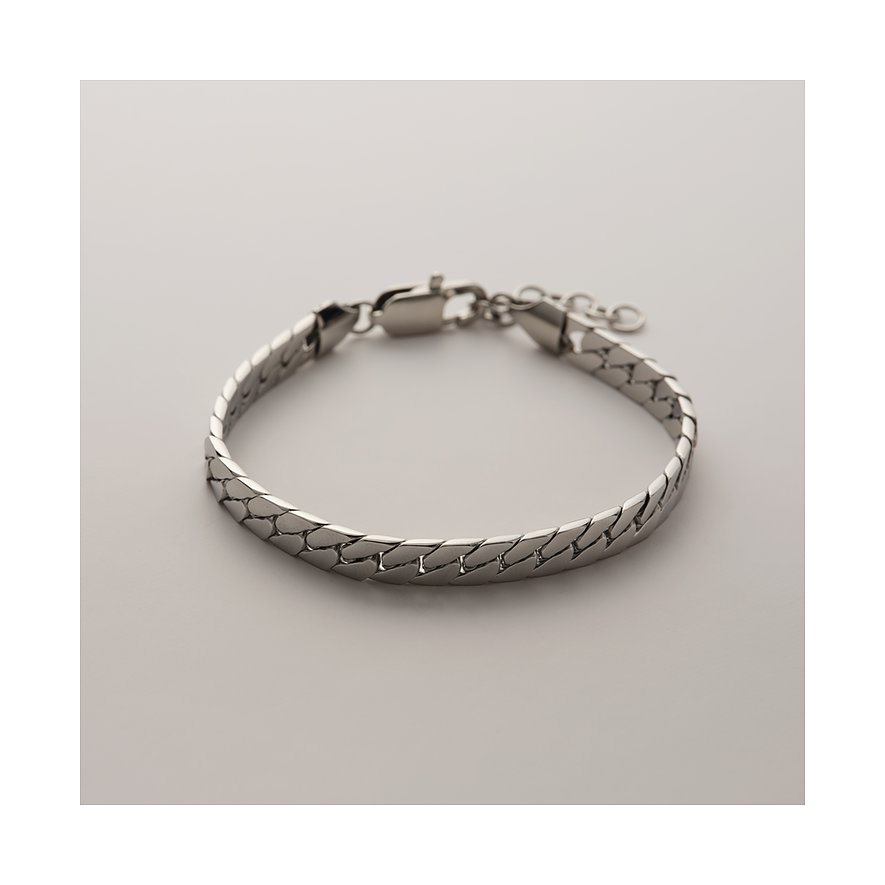 FAVS Armschmuck aus Edelstahl, ein flaches FAVS Armband mit ineinandergreifenden Gliedern, Verschluss liegt offen.
