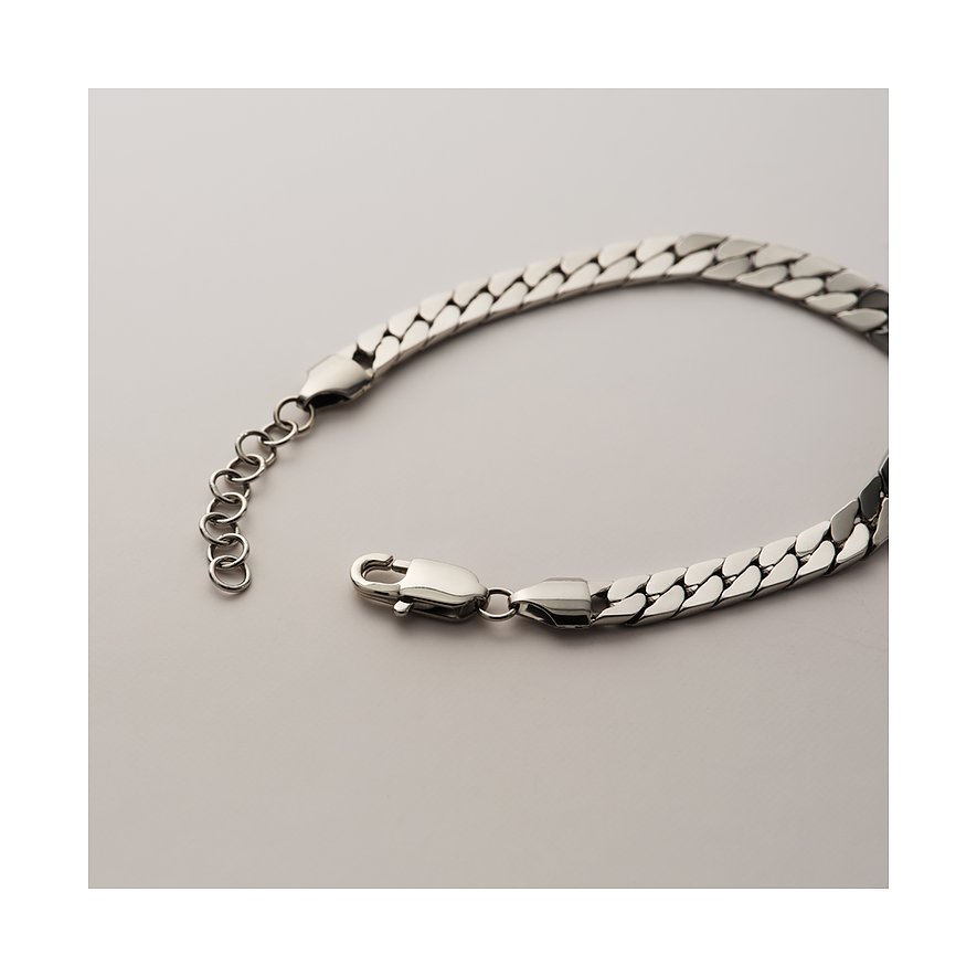 FAVS Edelstahl Armschmuck in Silber, leicht gebogen und von oben links nach unten rechts im Bild. Karabinerhaken.