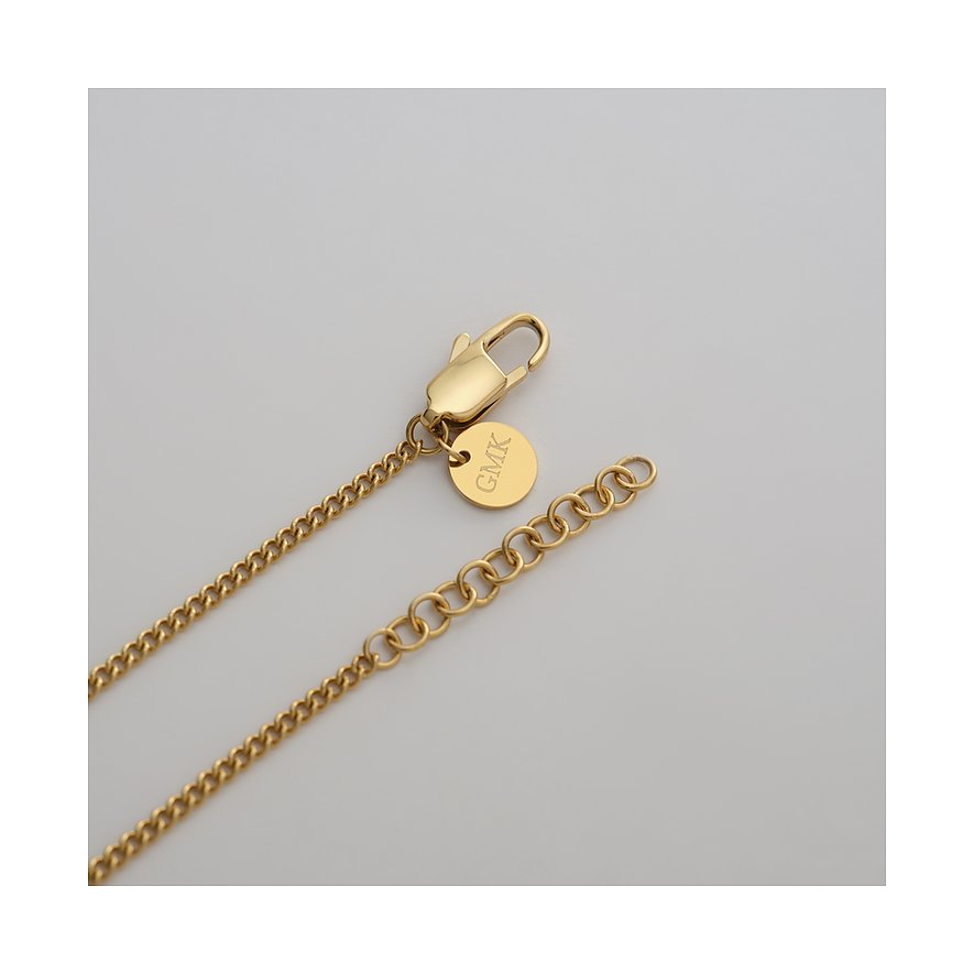 Nahaufnahme des Verschlusses einer Guido Maria Kretschmer Halskette aus goldfarbenem Edelstahl.