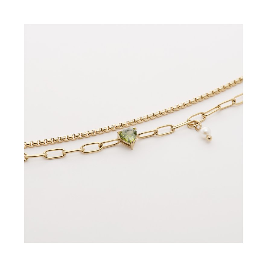 Ein Guido Maria Kretschmer goldenes Edelstahl-Armband mit zwei Ketten, einem herzförmigen grünen Zirkonia und einer Perle.