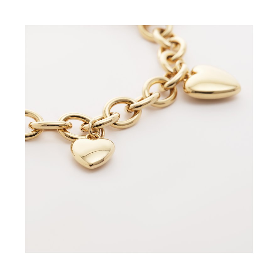 Ein goldenes Guido Maria Kretschmer Edelstahl-Armband mit herzförmigen Anhängern auf weißem Hintergrund.