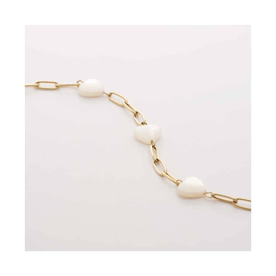 Bracelet Guido Maria Kretschmer en acier inoxydable doré, avec pendentif cœur en nacre, vue oblique du dessus.