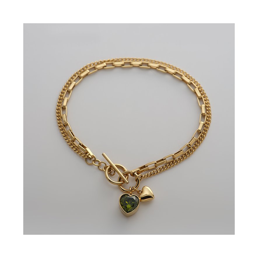 Guido Maria Kretschmer Armband aus goldfarbenem Edelstahl. Es hat zwei Kettenstränge und einen grünen Zirkonia-Anhänger.