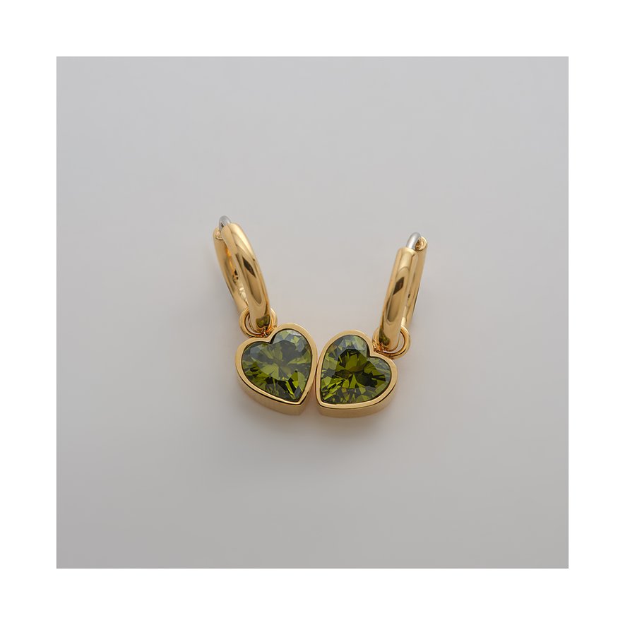 Guido Maria Kretschmer Ohrschmuck aus goldfarbenem Edelstahl mit herzförmigen, grünen Zirkonia-Farbsteinen.