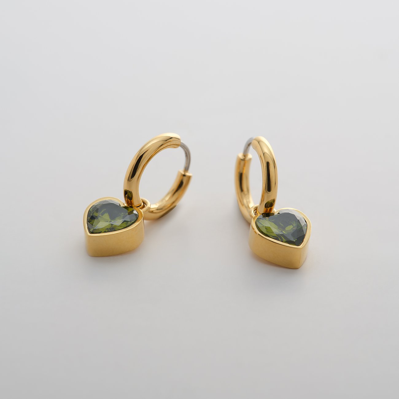 Guido Maria Kretschmer Ohrringe: goldfarbener Edelstahl, herzförmiger Zirkonia-Farbsteinanhänger.