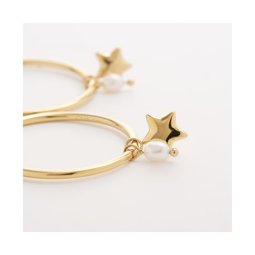 En Guido Maria Kretschmer ørering i guldfarvet rustfrit stål med stjernevedhæng og perle.