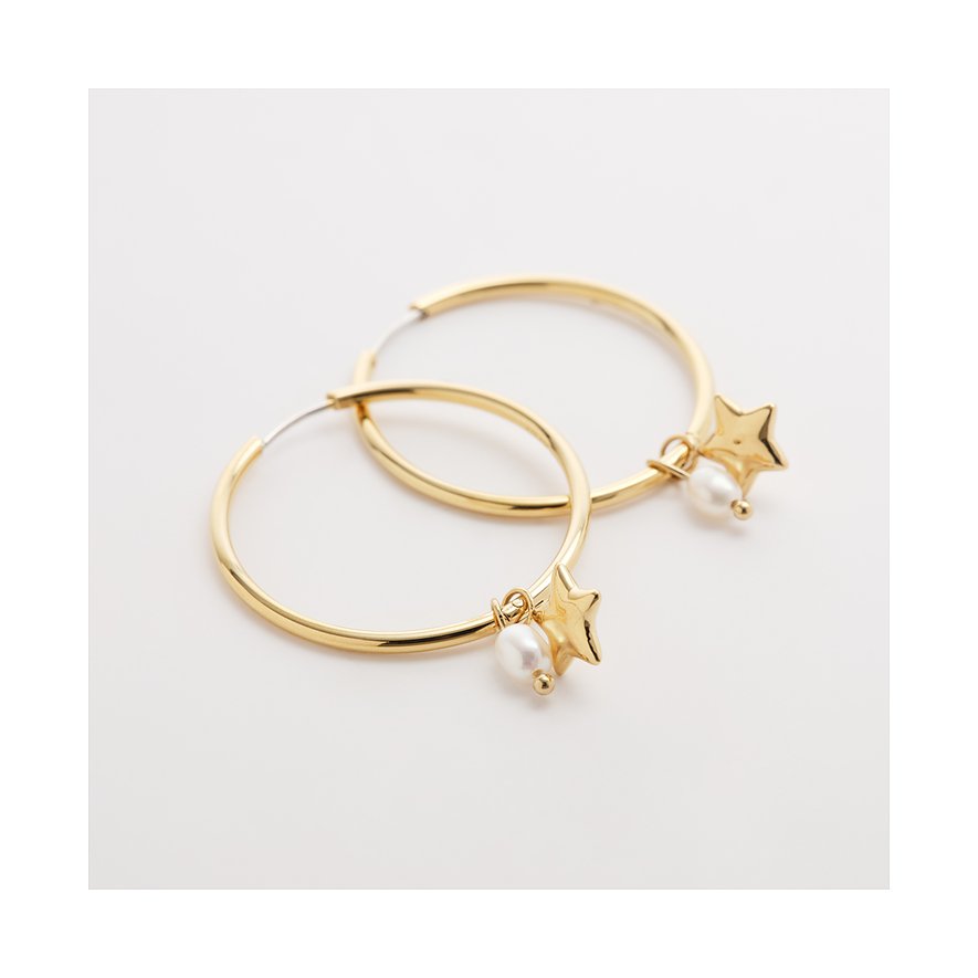 Et par guldfarvede Guido Maria Kretschmer øreringe af rustfrit stål med stjerne- og perlependler.