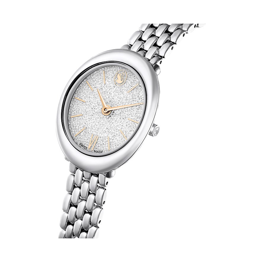 Nahaufnahme einer ovalen Swarovski Damenuhr aus Metall, das Zifferblatt mit funkelnden Swarovski-Kristallen besetzt.