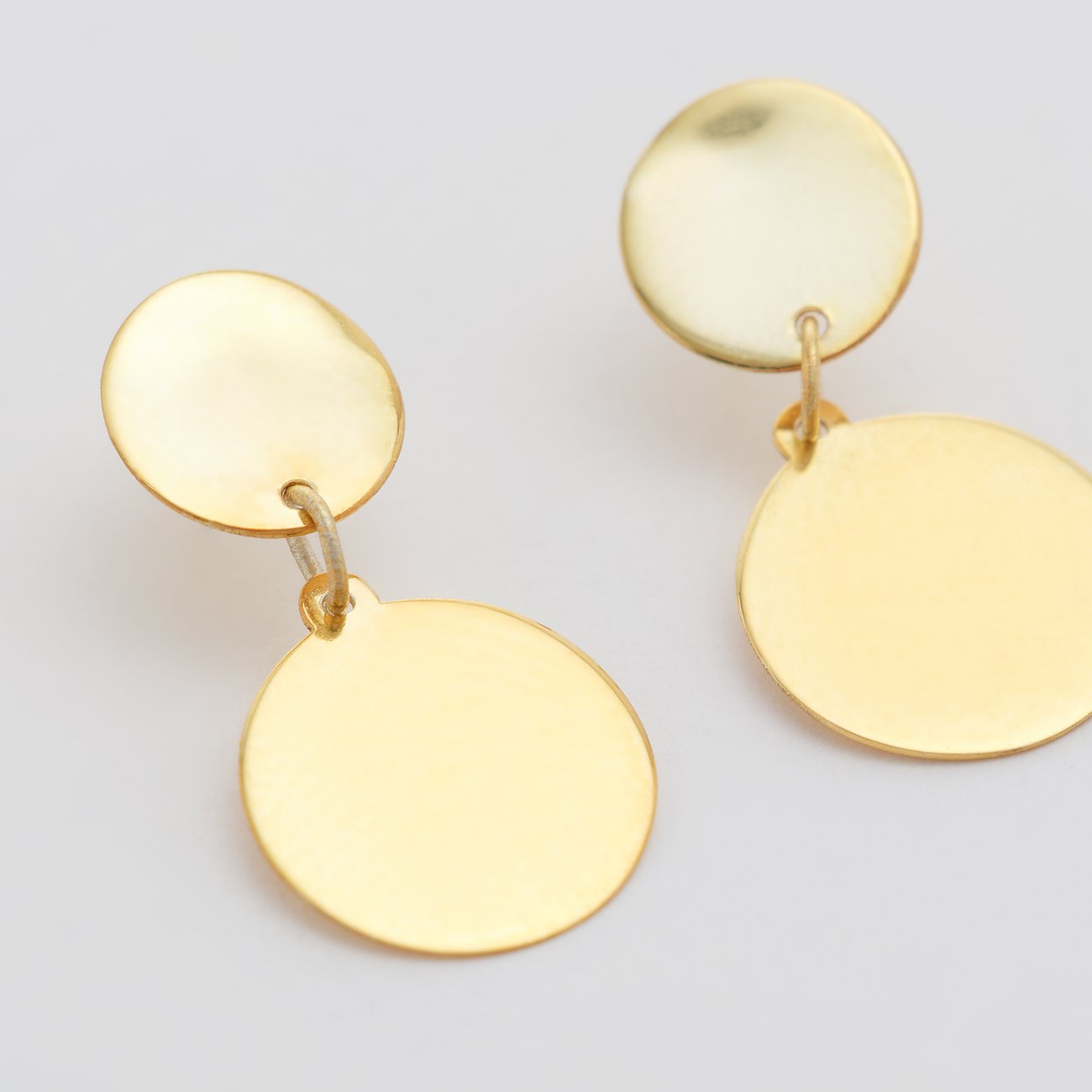 FAVS Ohrschmuck aus glänzendem Gelbgold in Form von zwei runden, hängenden Scheiben.