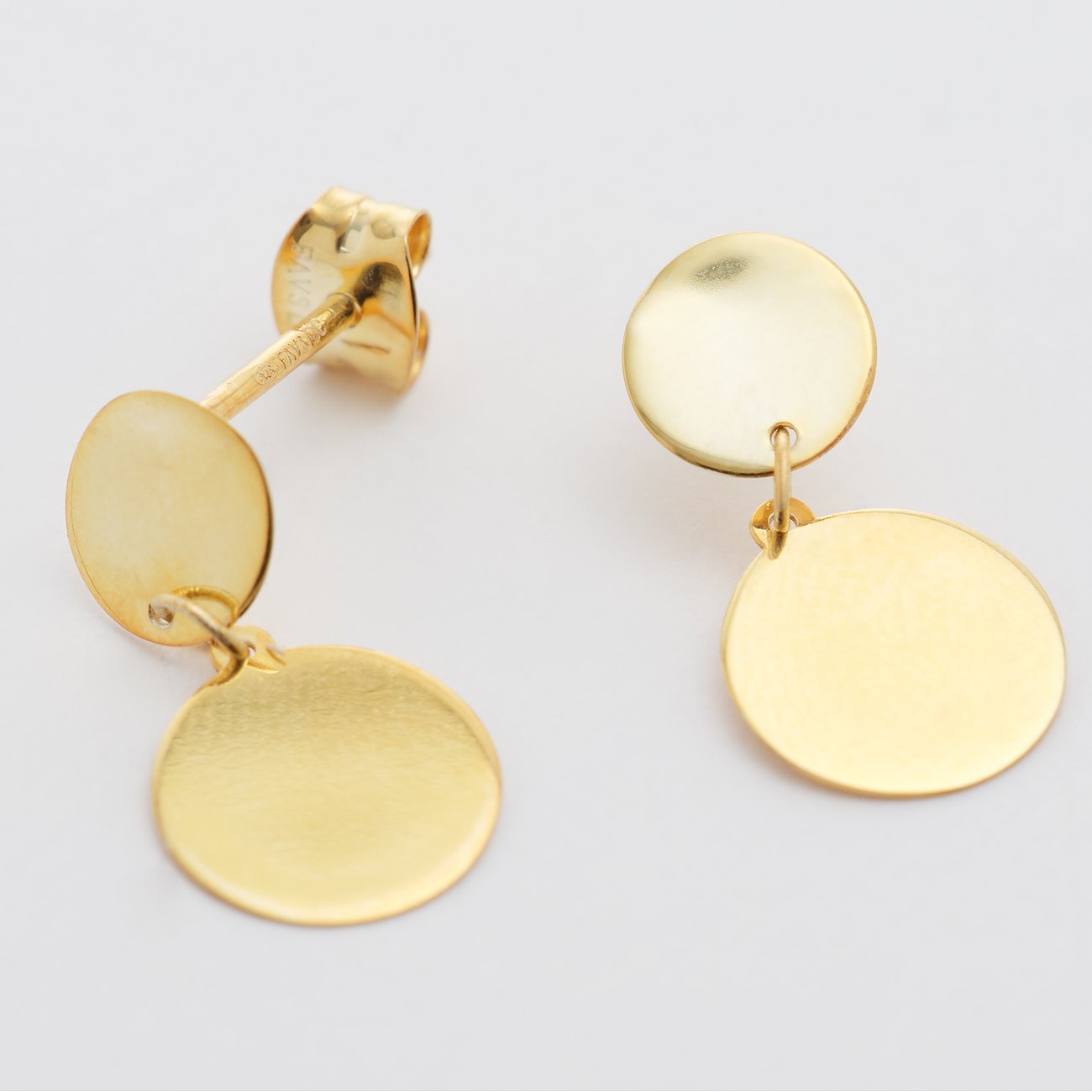 FAVS Ohrschmuck aus Gelbgold mit zwei herabhängenden runden Plättchen auf weißem Hintergrund.