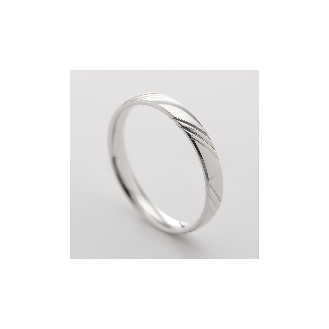 CHRIST ring i 375 hvidguld med fine, matte diagonale striber på den polerede overflade.