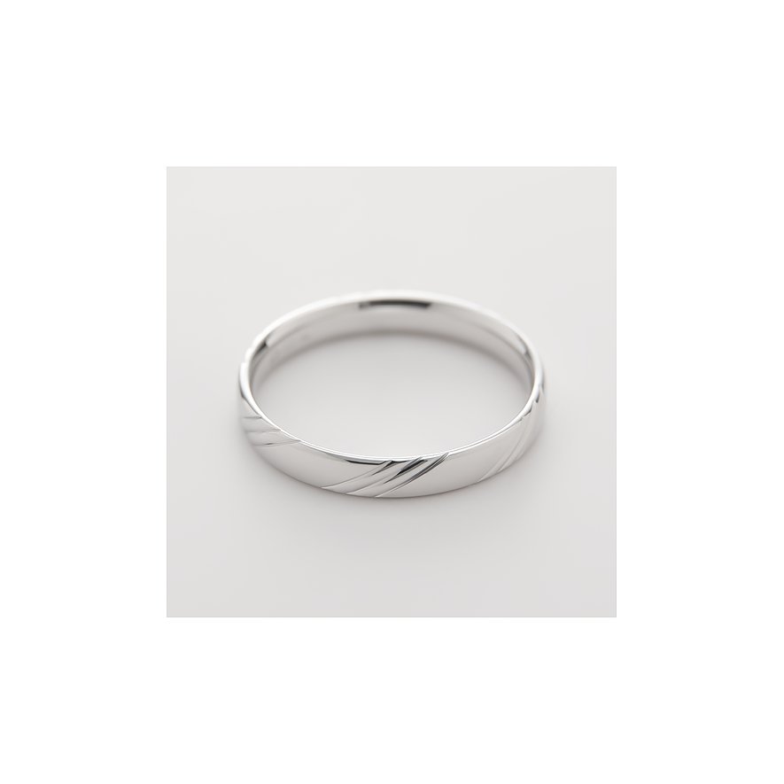CHRIST ring af 375 hvidguld med diagonal rillestruktur, fotograferet fra øverste højre vinkel.