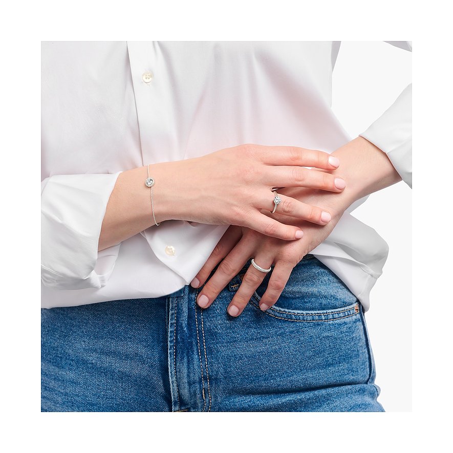 Am Handgelenk einer Person ist ein Thomas Sabo Armband aus Silber mit kreisförmigem Zirkonia-Stein zu sehen.