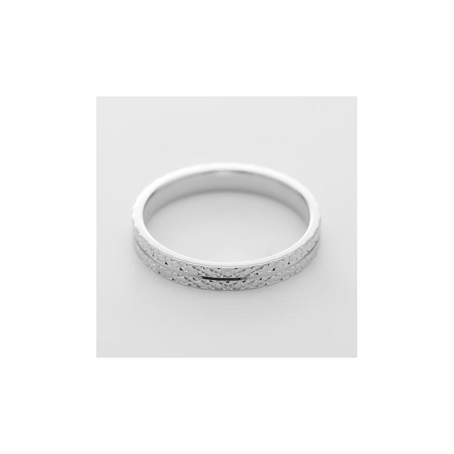 CHRIST Ring aus Gelbgold mit gehämmertem Design, in Nahaufnahme leicht schräg von oben aufgenommen.