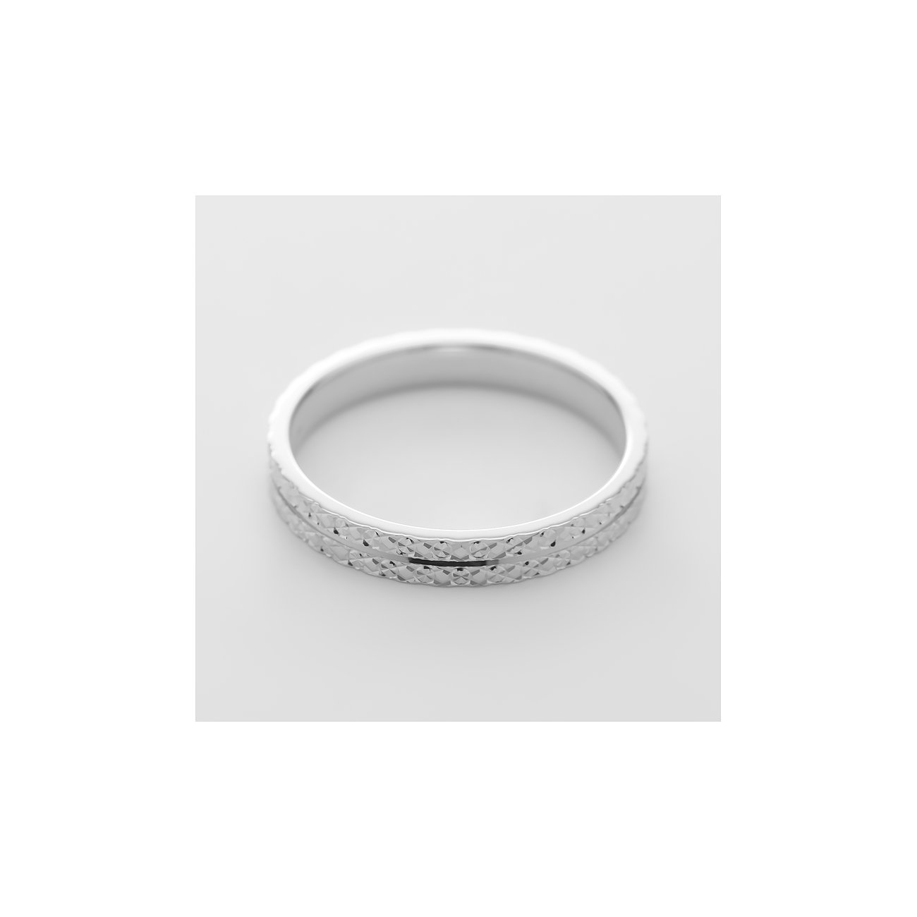 CHRIST Ring aus Gelbgold mit gehämmertem Design, in Nahaufnahme leicht schräg von oben aufgenommen.