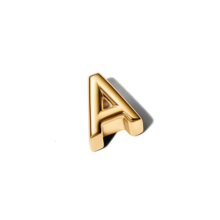 Pandora Anhängeschmuck in Form des Buchstabens A aus goldenem Metall auf weißem Hintergrund.