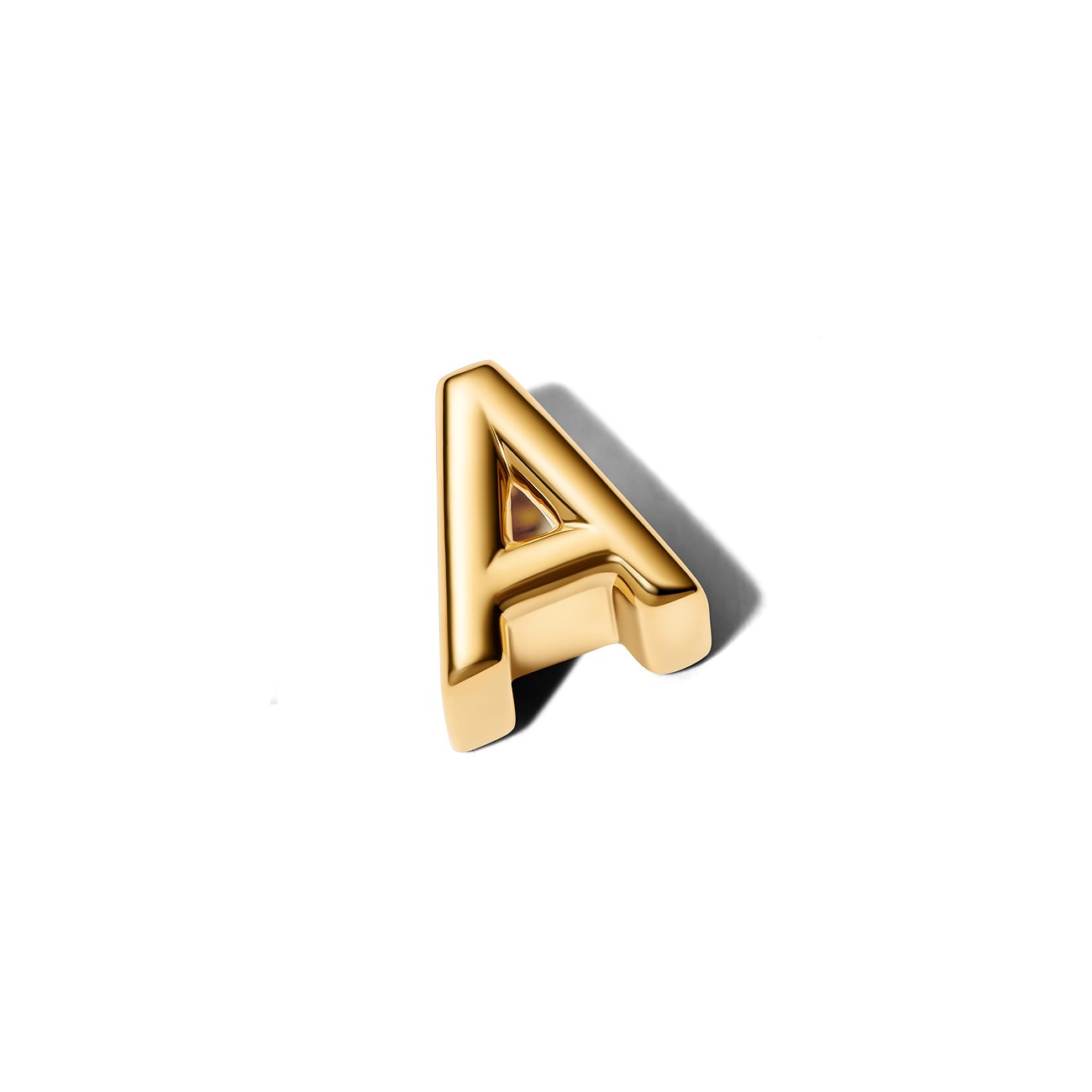 Pandora Anhängeschmuck in Form des Buchstabens A aus goldenem Metall auf weißem Hintergrund.