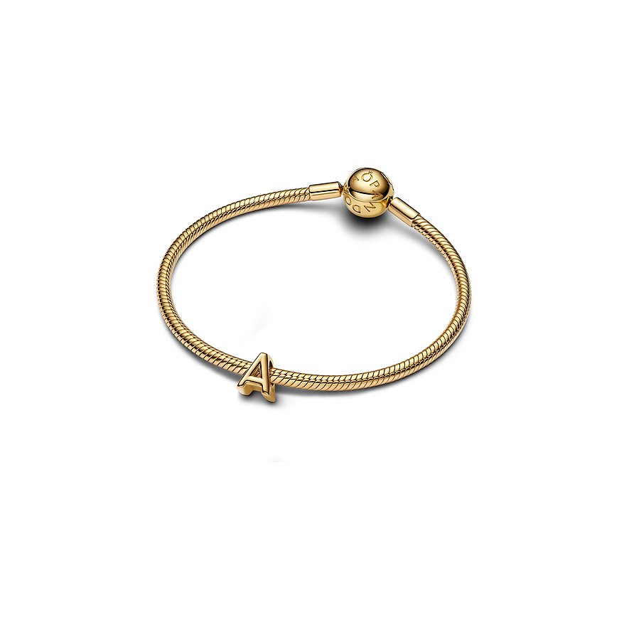 Ein goldenes Pandora Metallarmband mit einem charmförmigen Buchstaben „A“, sichtbar von vorn.