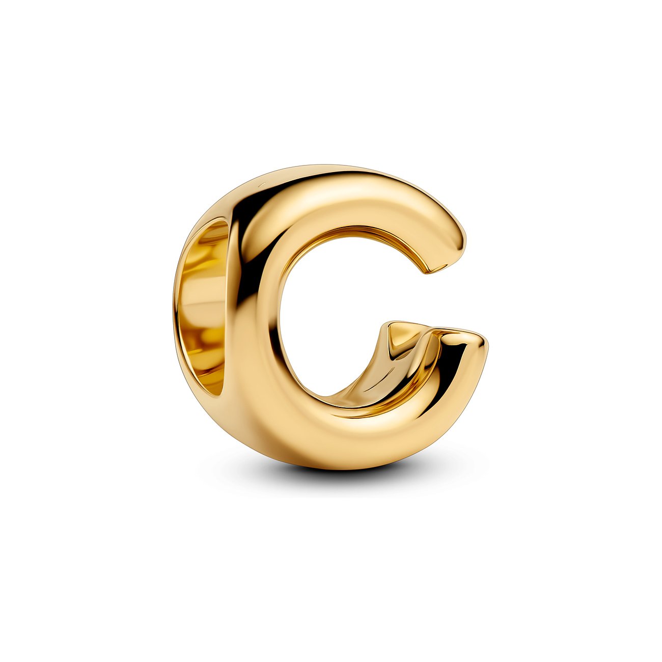 Glänzendes, goldfarbenes Pandora Metall-Charm in Form des Buchstabens C. Das dreidimensionale Schmuckstück funkelt.
