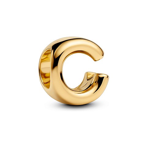 Glänzendes, goldfarbenes Pandora Metall-Charm in Form des Buchstabens C. Das dreidimensionale Schmuckstück funkelt.