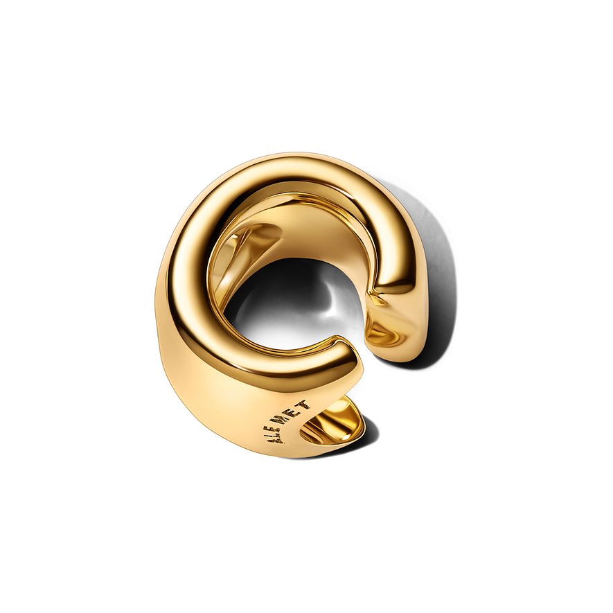 Ein Pandora Anhängeschmuck aus goldfarbenem Metall, der einer C-Form ähnelt, frontal auf Weiß.
