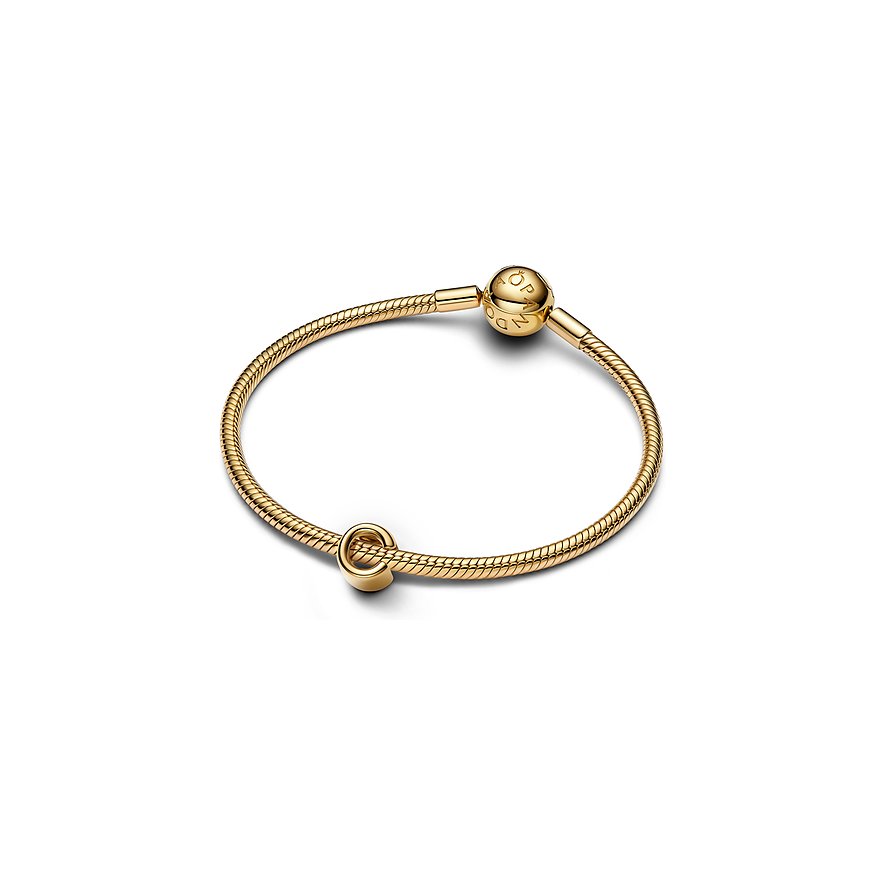 Ein goldenes Pandora Metall-Schlangenkettenarmband mit einem Kugelverschluss und einer kleinen C-förmigen Öse.
