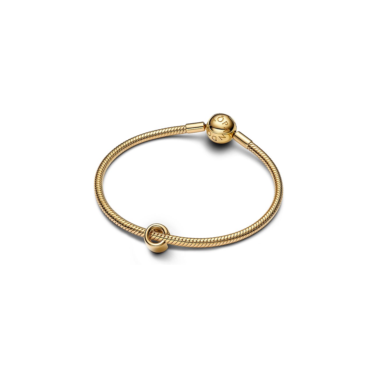 Ein goldenes Pandora Metall-Schlangenkettenarmband mit einem Kugelverschluss und einer kleinen C-förmigen Öse.