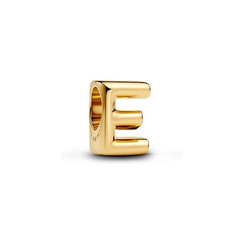 Der goldfarbene Pandora Anhänger aus Metall in Form des Großbuchstabens E ist eine elegante Ergänzung.