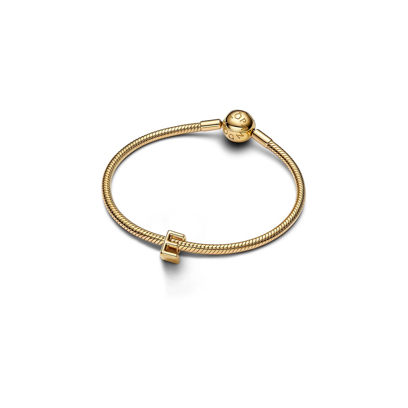 Ein Pandora Schlangenkettenarmband aus goldenem Metall mit einem „E“-Buchstaben-Charm und einem runden Verschluss.