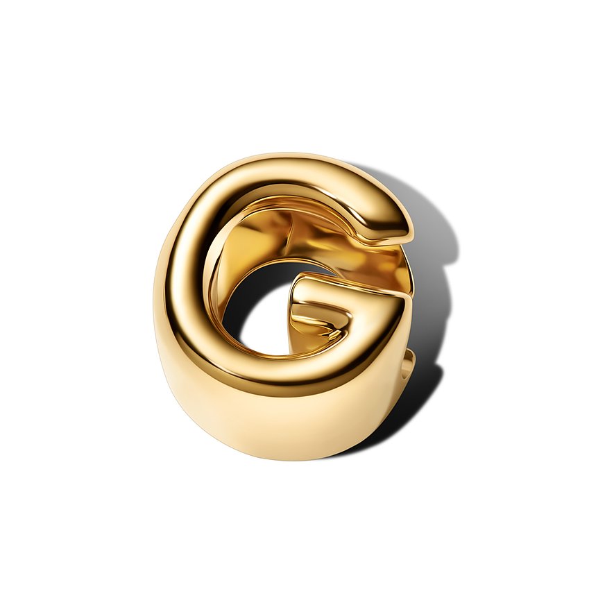 Ein glänzendes, goldenes Anhängeschmuckstück aus Metall von Pandora in Form des Buchstabens G.