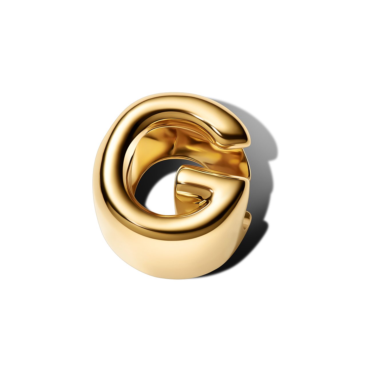 Ein glänzendes, goldenes Anhängeschmuckstück aus Metall von Pandora in Form des Buchstabens G.
