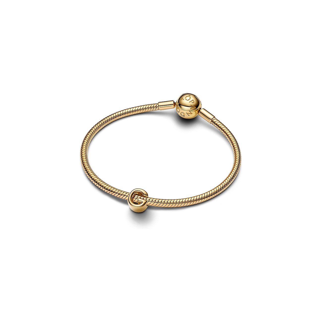 Ein goldenes Pandora Schlangenketten-Metallarmband mit einem Kugelverschluss und einem kleinen „G“-Anhängerschmuck.