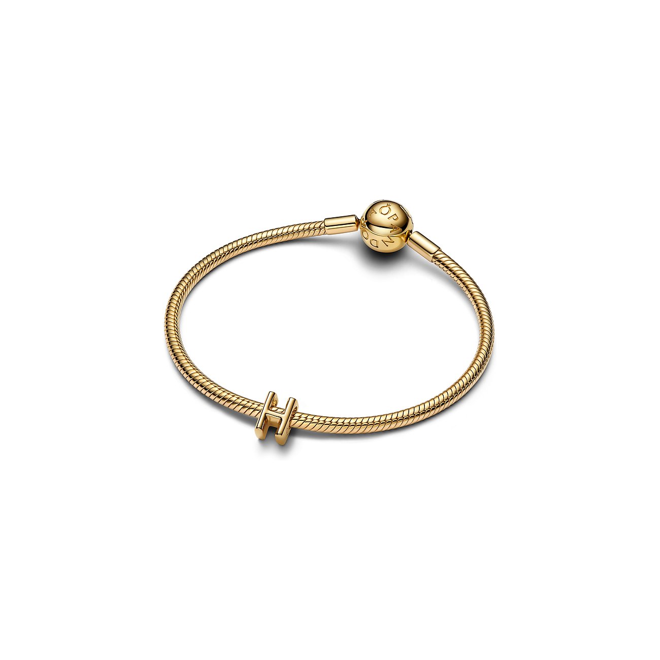 Ein Pandora-Armband aus goldfarbenem Metall mit Gliederkette und einem goldenen Anhänger in Form eines