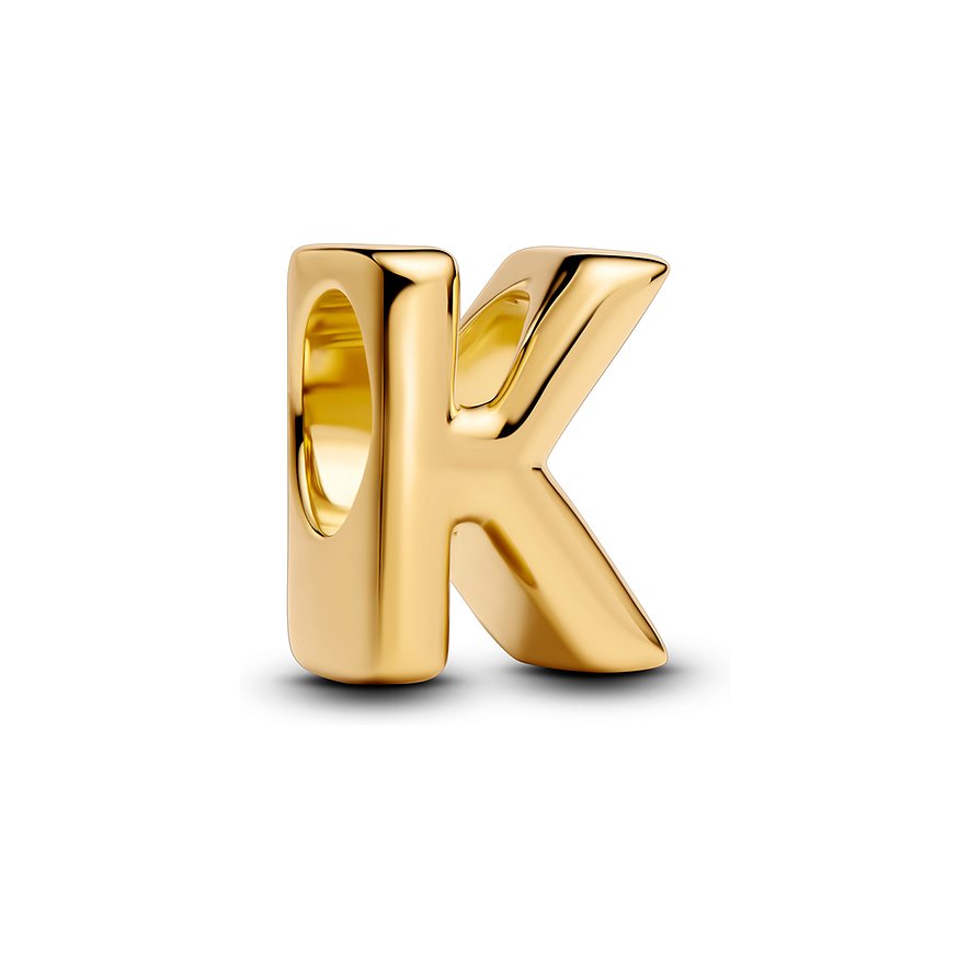 Pandora Buchstaben-Anhänger „K“ aus glänzendem goldfarbenem Metall, freigestellt auf weißem Hintergrund.