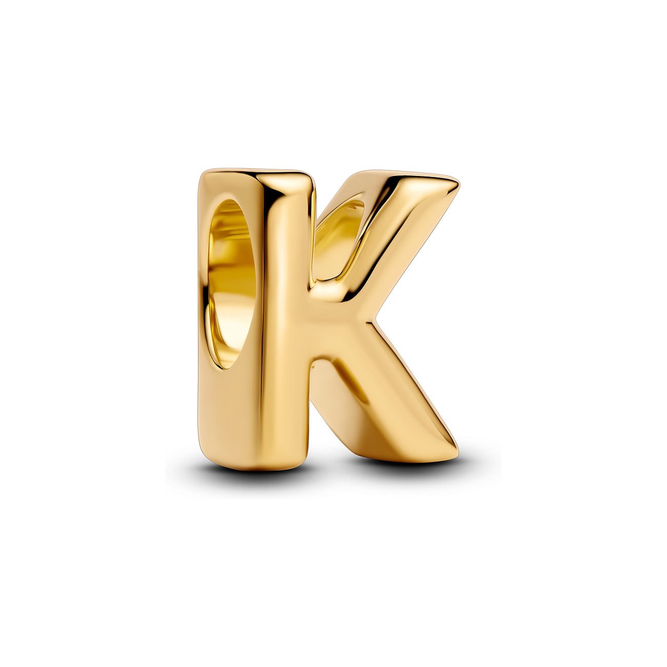 Pandora Buchstaben-Anhänger „K“ aus glänzendem goldfarbenem Metall, freigestellt auf weißem Hintergrund.