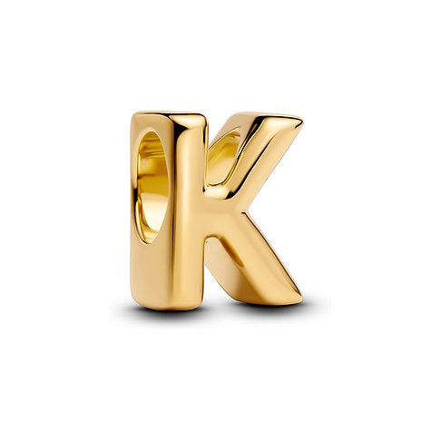Pandora Buchstaben-Anhänger "K" aus glänzendem goldfarbenem Metall, freigestellt auf weißem Hintergrund.