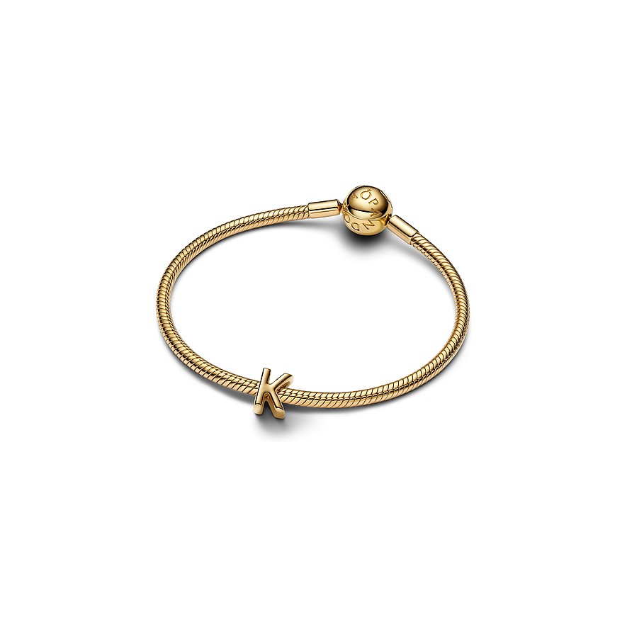 Dieses goldfarbene Pandora Metall-Armband zeigt einen Anhänger in Form des Buchstabens „K“ und hat einen runden Verschluss.