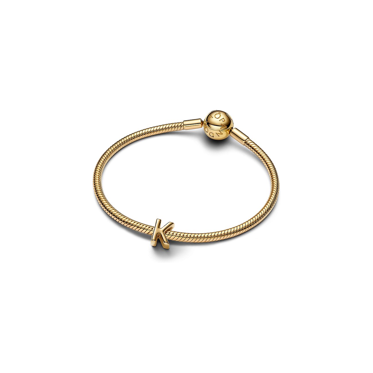 Dieses goldfarbene Pandora Metall-Armband zeigt einen Anhänger in Form des Buchstabens „K“ und hat einen runden Verschluss.