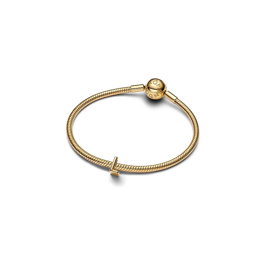 Close-up eines goldenen Pandora Metall-Anhängeschmucks mit einem L-förmigen Anhänger und einem Pandora-Verschluss.