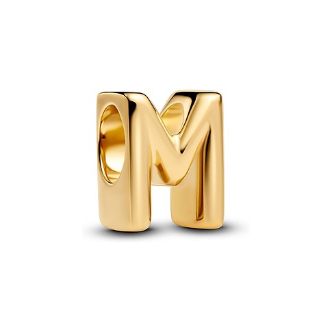 Ein glänzender goldener Pandora Anhängeschmuck in Form des Buchstabens M, aus Metall, aus der Vogelperspektive betrachtet.