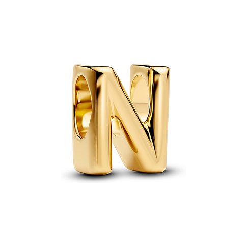 Ein glänzender goldfarbener Pandora Anhängerschmuck aus Metall in Form des Buchstabens N, aus der Vogelperspektive.
