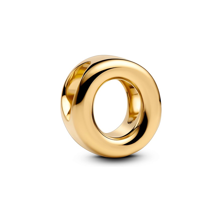 Ein Pandora Anhänger aus goldfarbenem Metall, der wie der Buchstabe O geformt ist.
