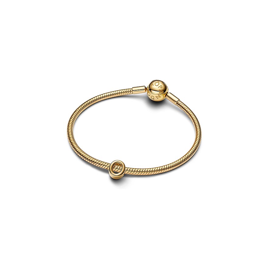 Pandora Armband aus goldfarbenem Metall mit Schlangenkette und einer runden Schließe.